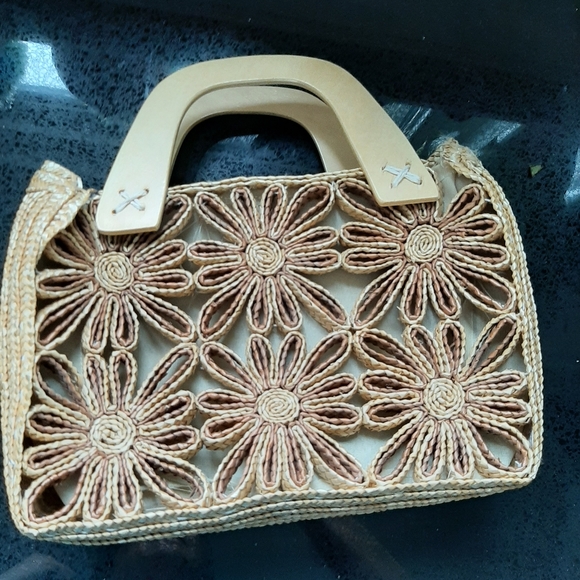 Straw summer hand bag